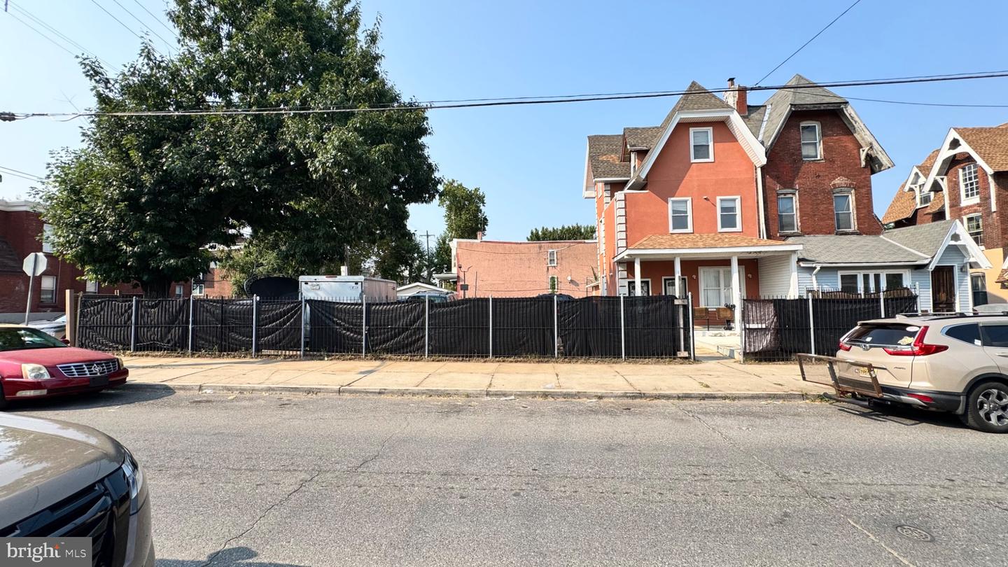 1311 W BUTLER ST Property Photo 1