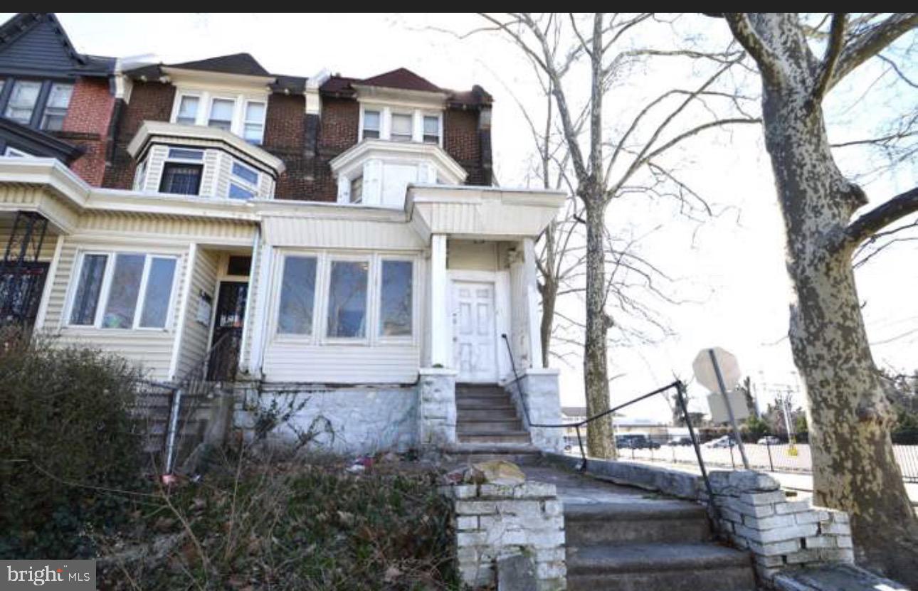 1940 W ERIE AVE Property Photo 1