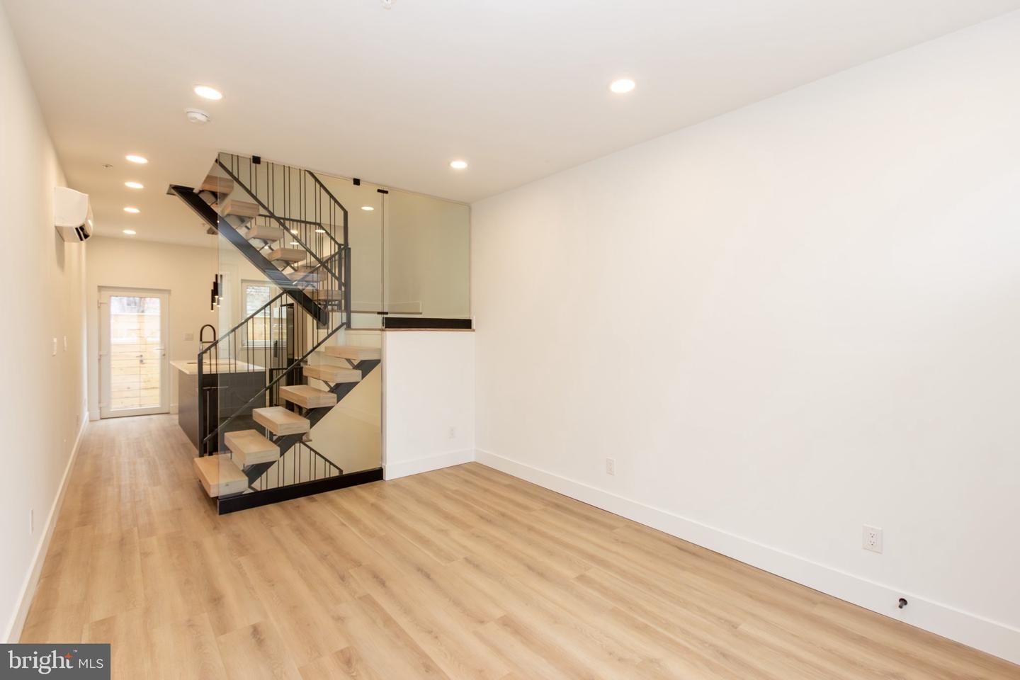 1544 N Darien St Property Photo 3