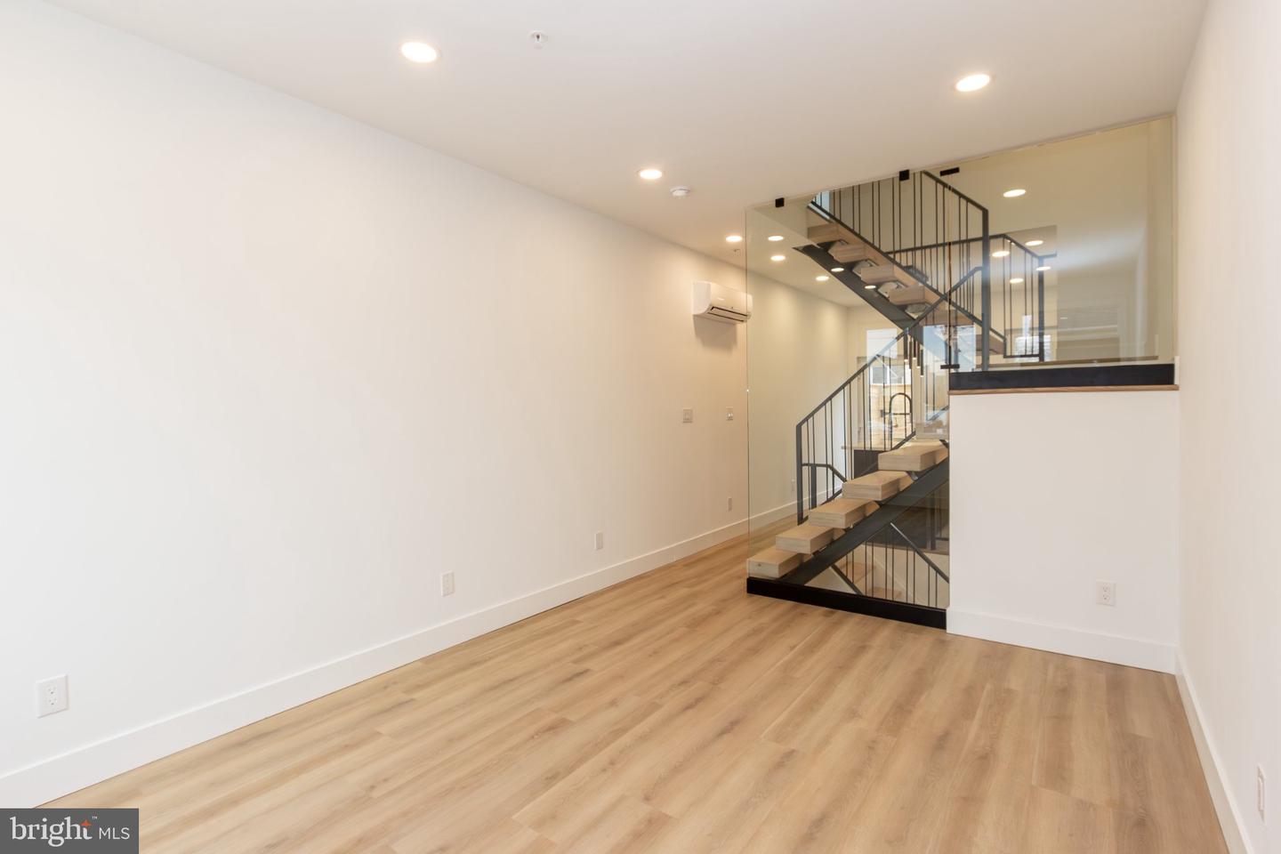 1544 N Darien St Property Photo 4