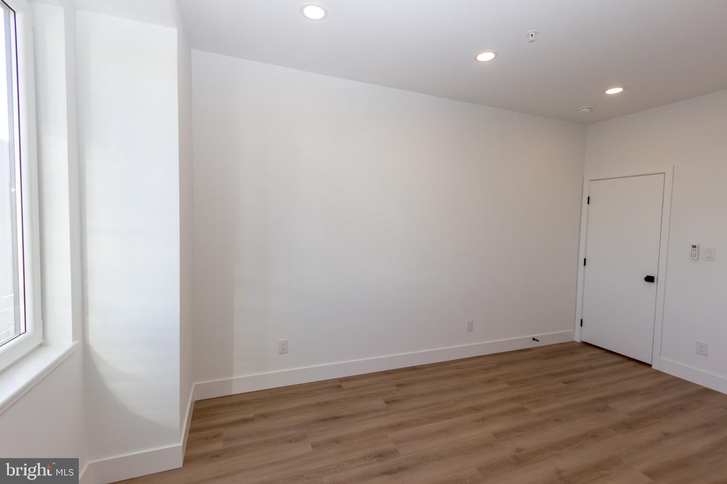 1544 N Darien St Property Photo 8