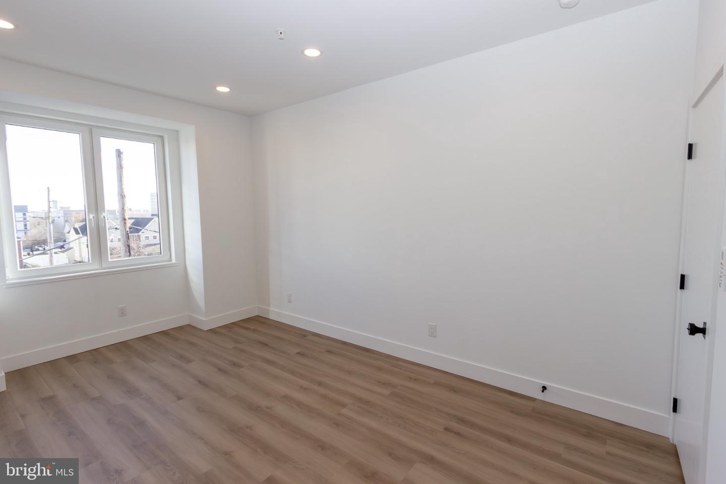 1544 N Darien St Property Photo 9