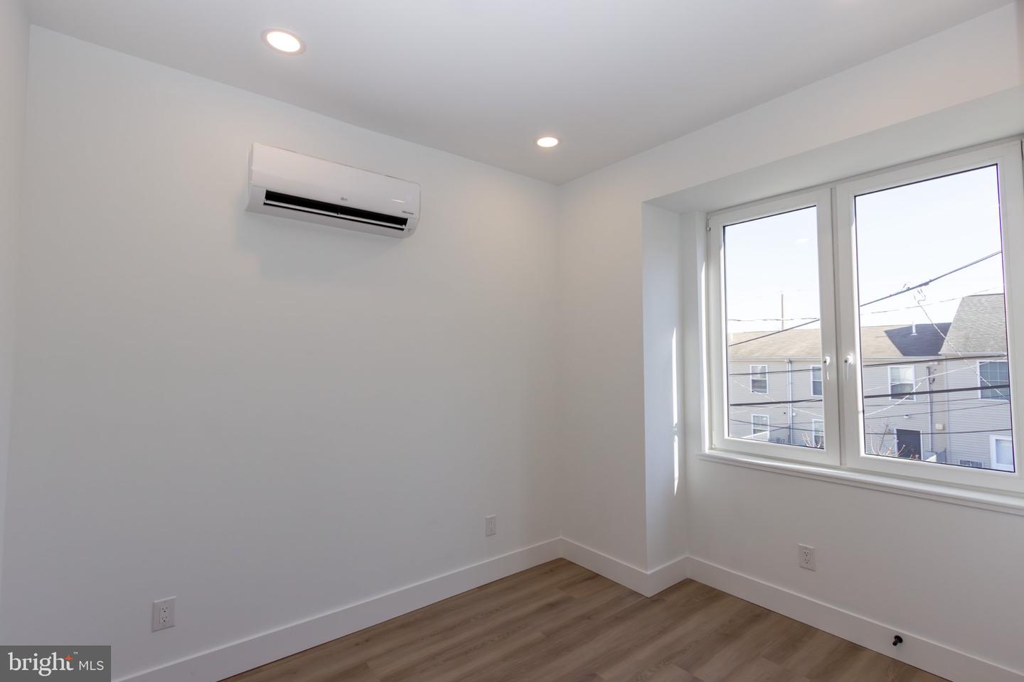 1544 N Darien St Property Photo 13