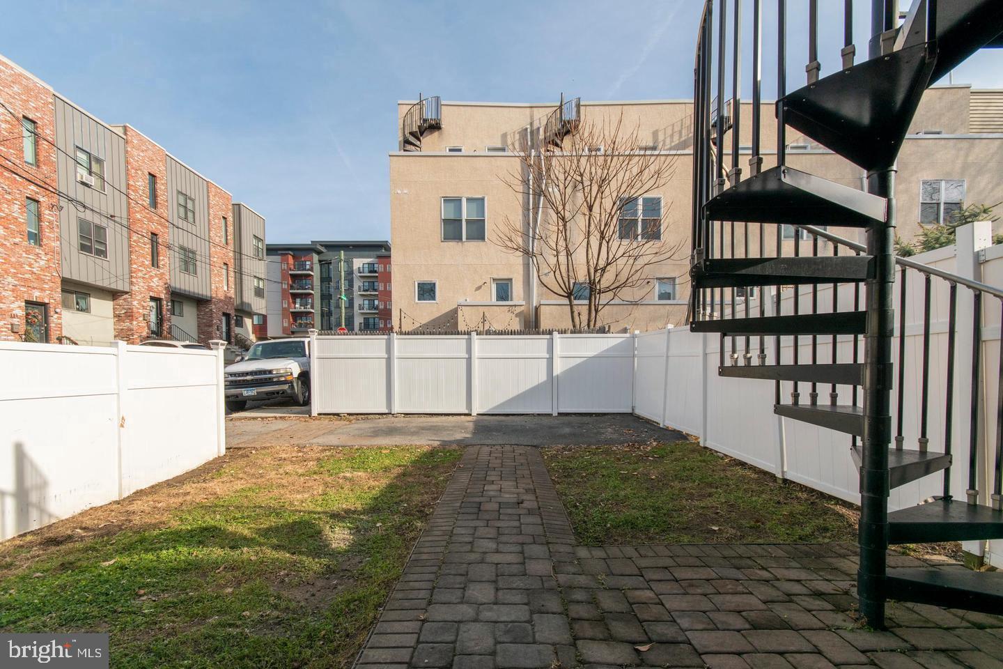 3773 Cresson St Property Photo 8