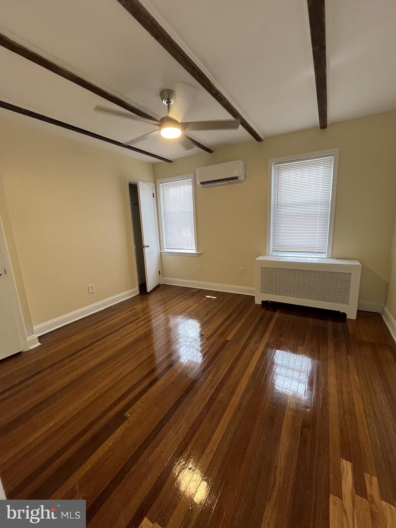 5230 Rexford Property Photo 5