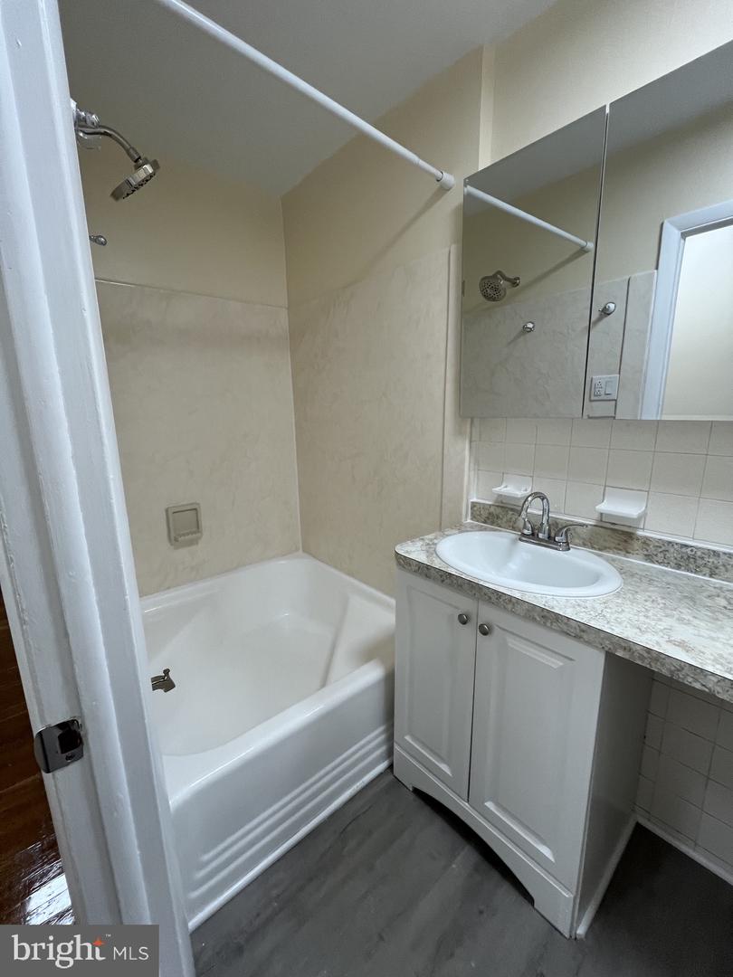 5230 Rexford Property Photo 7