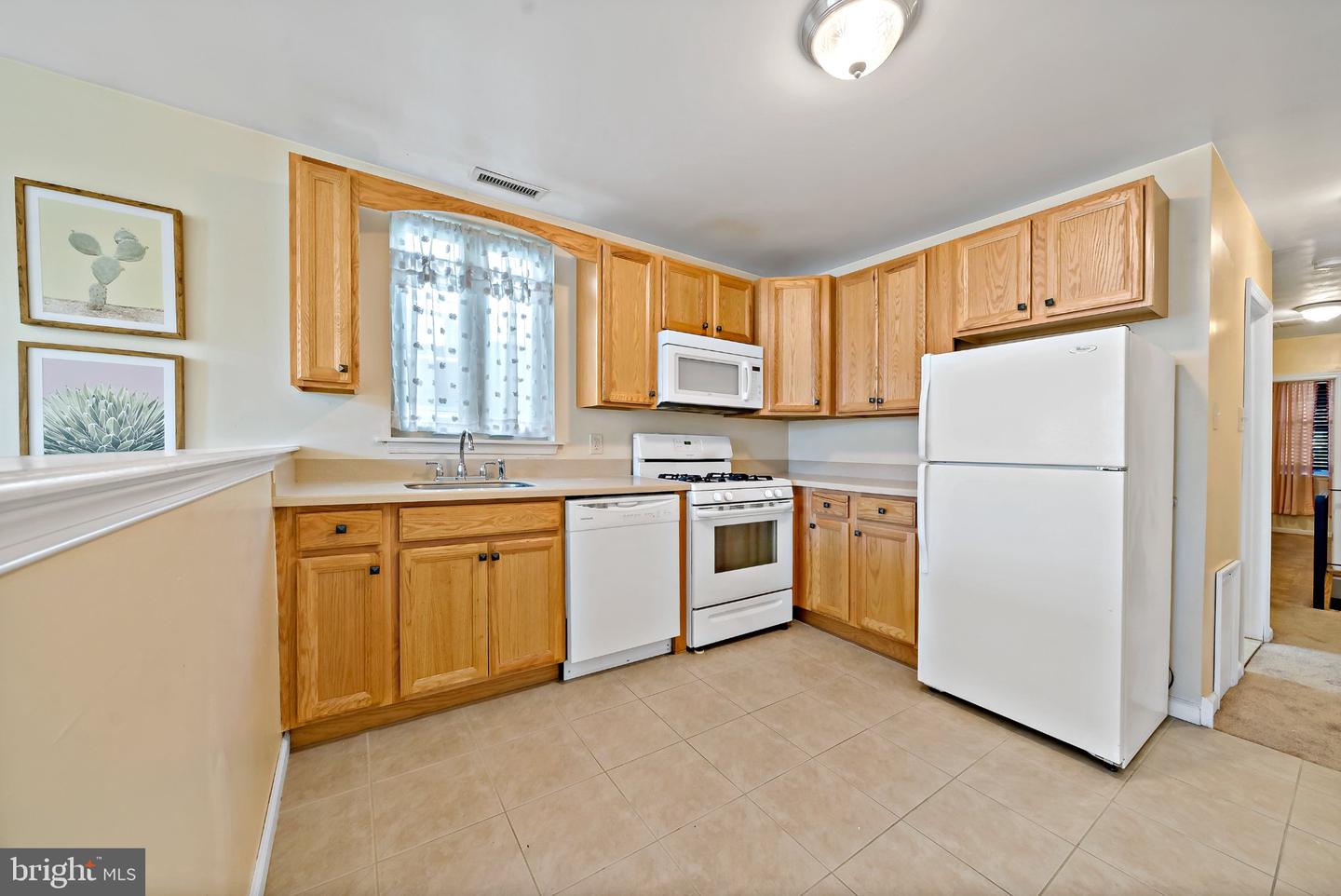 1942 Wolf St Property Photo 3