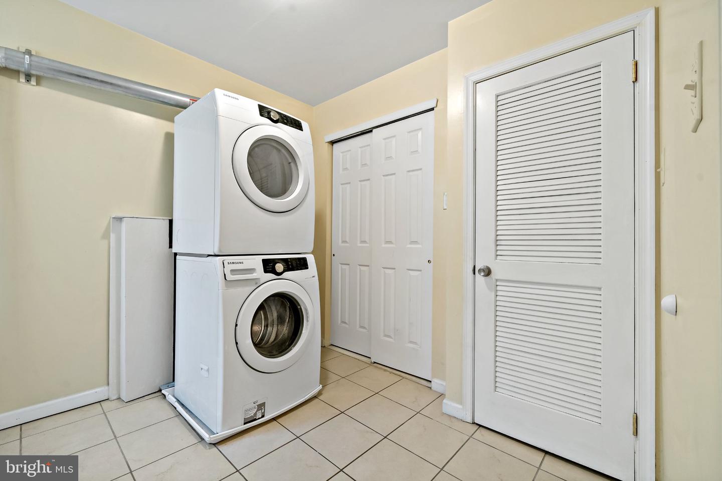 1942 Wolf St Property Photo 12