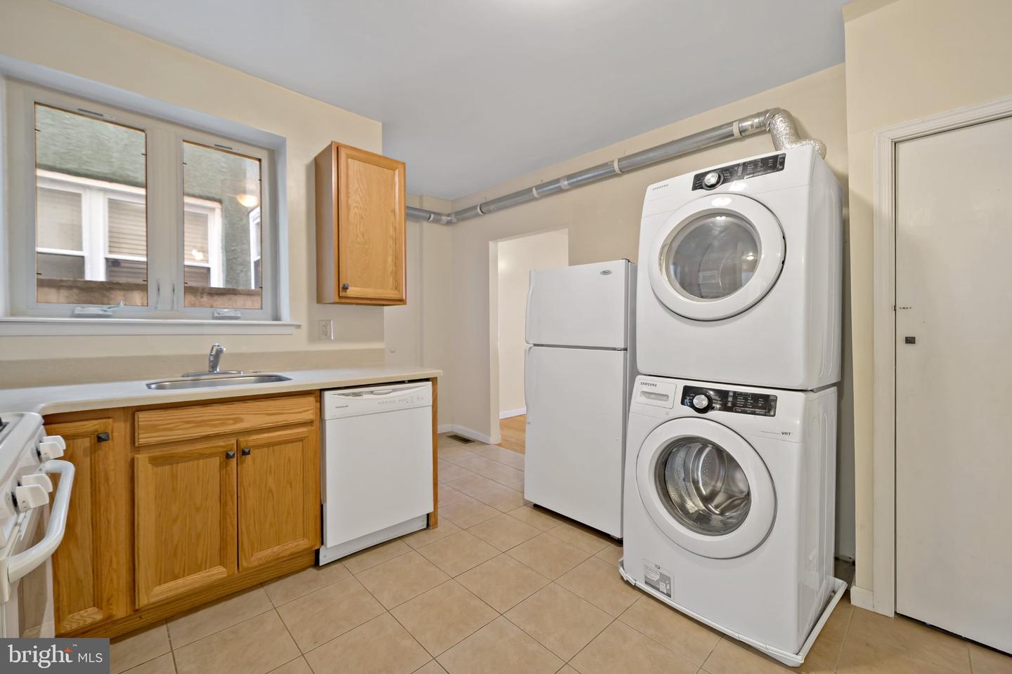 1942 Wolf St Property Photo 24