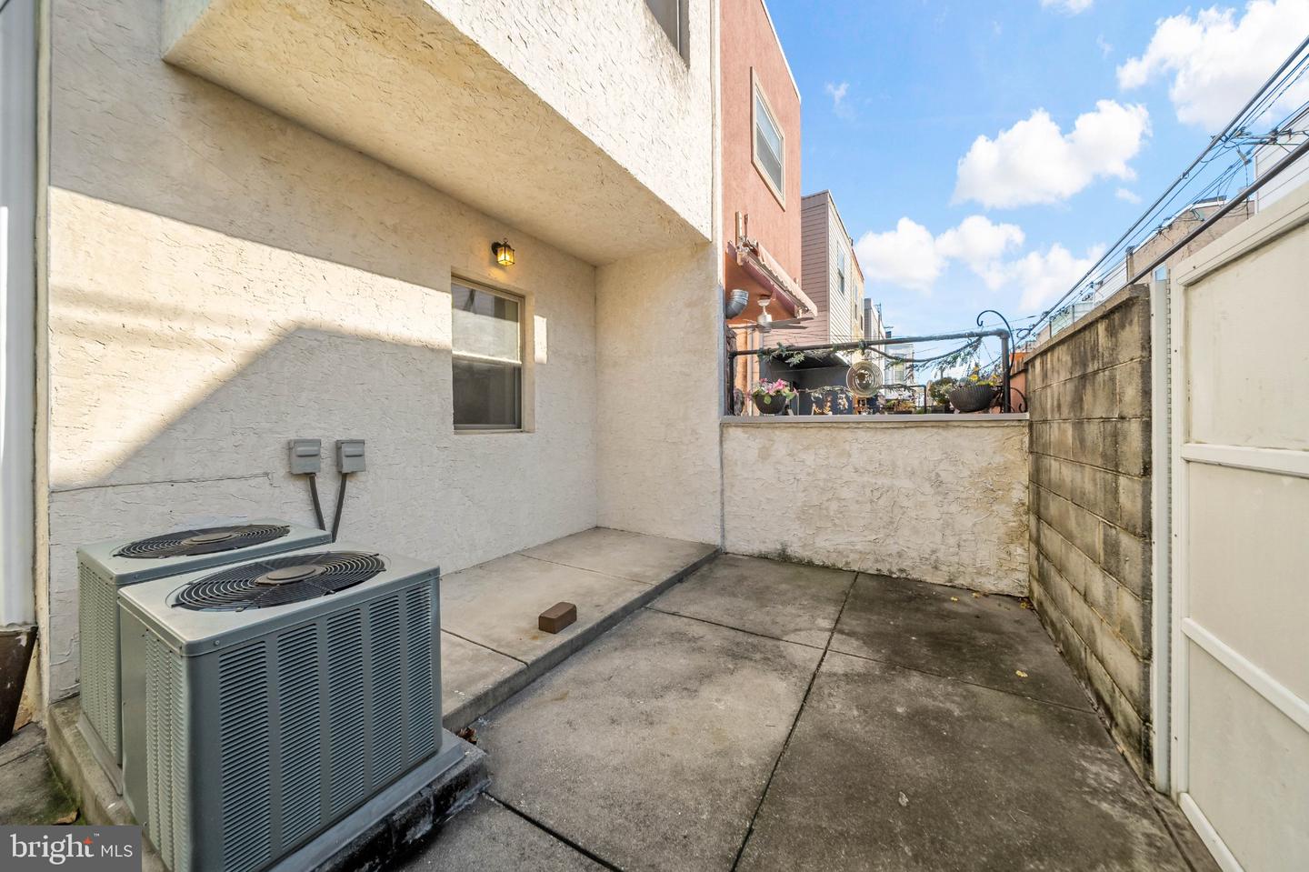 1942 Wolf St Property Photo 31