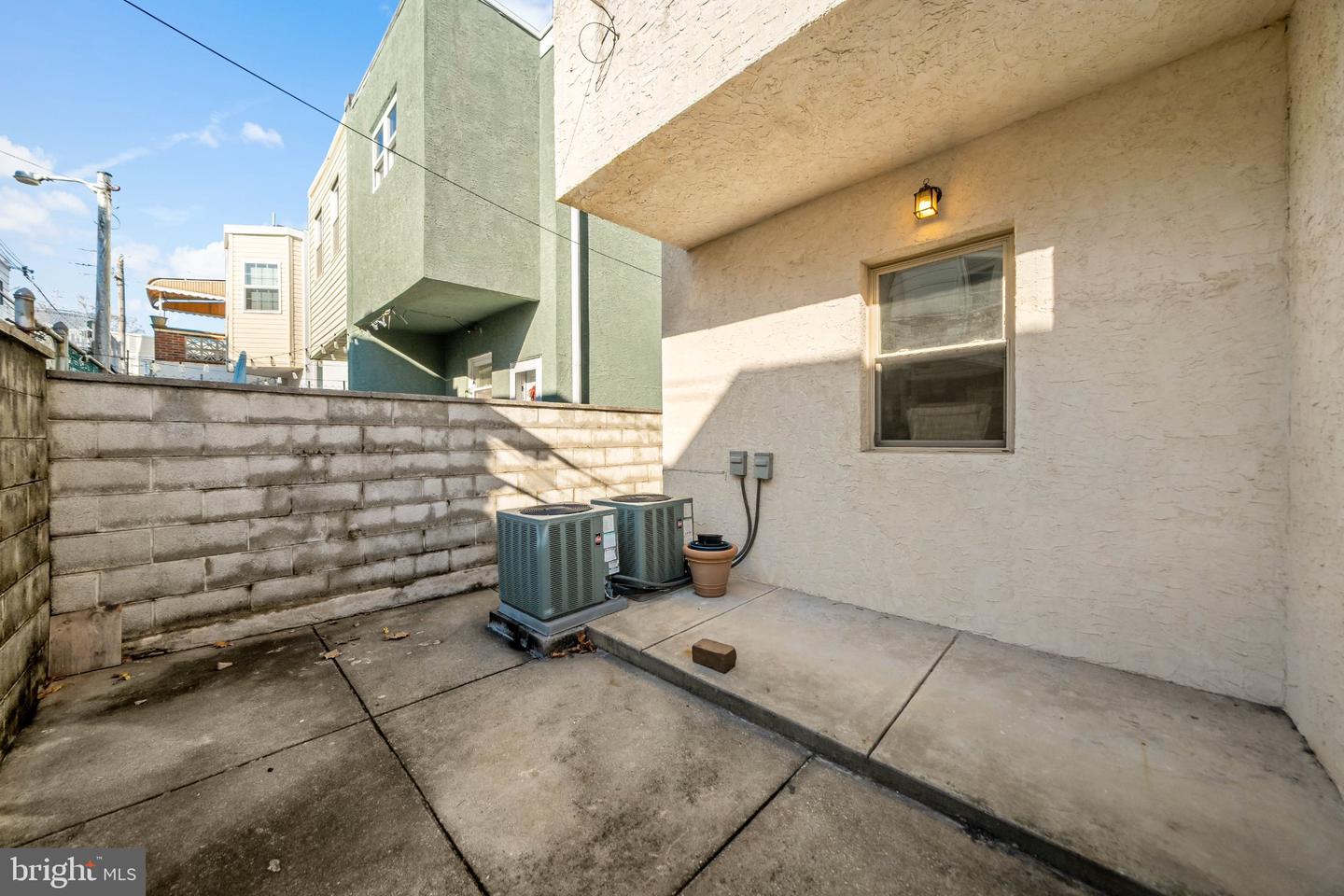 1942 Wolf St Property Photo 32
