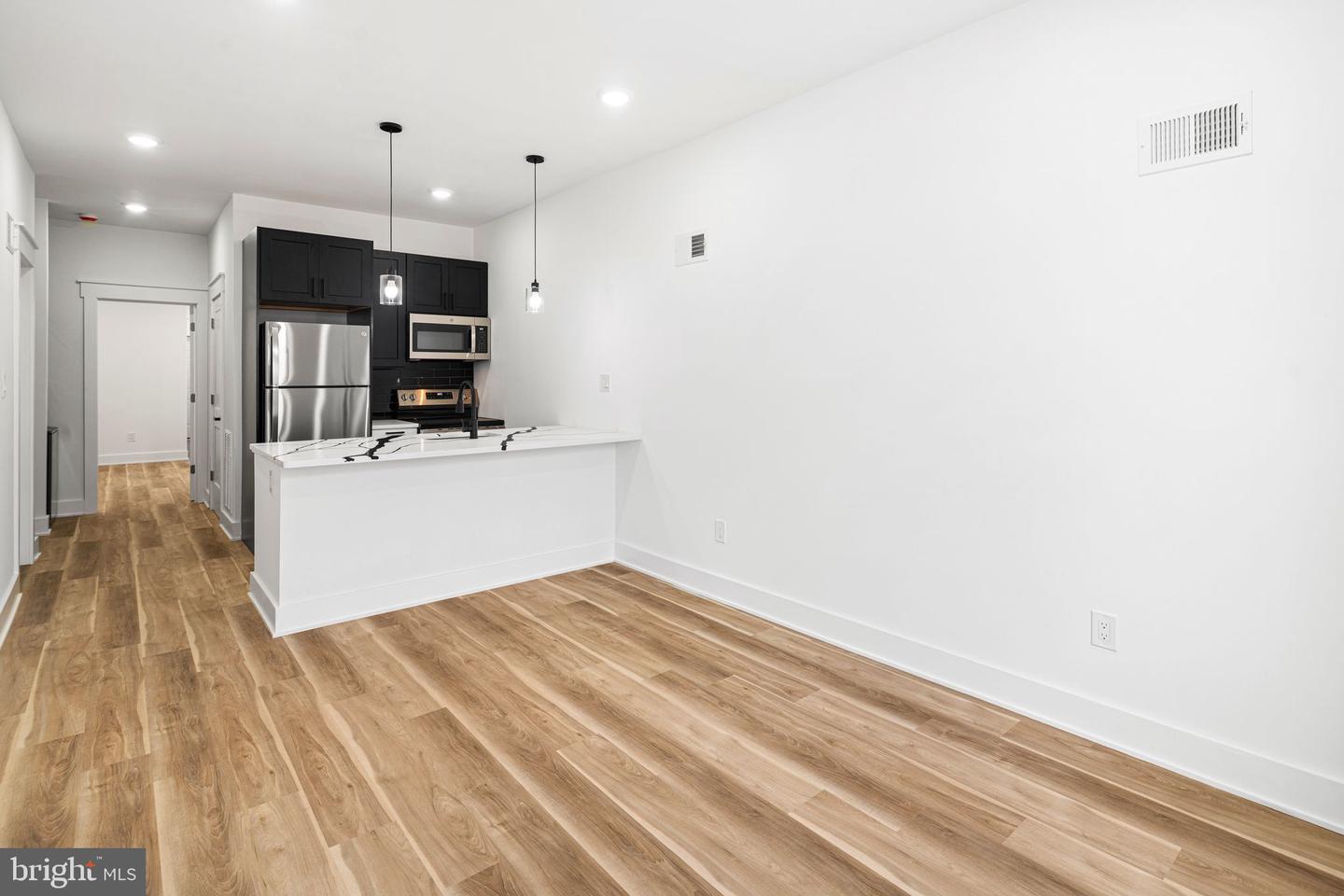 2236 Moore St Property Photo 5