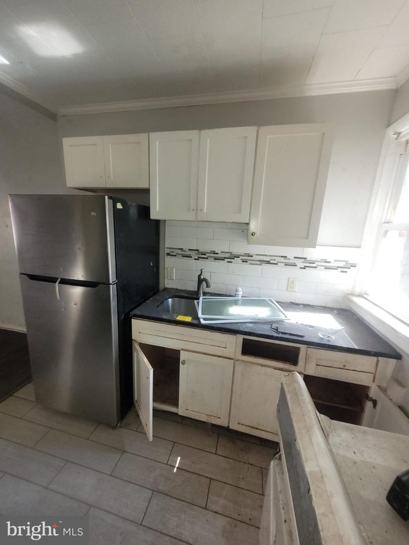 2250 E Monmouth St Property Photo 4