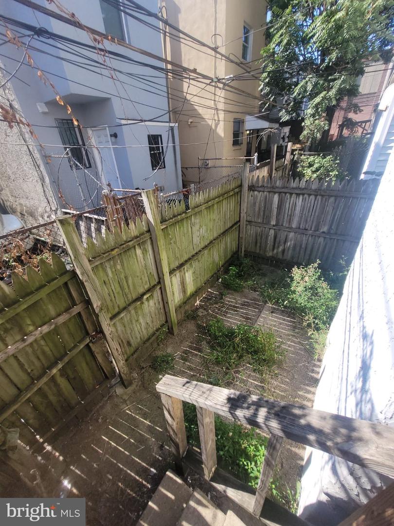 2250 E Monmouth St Property Photo 7