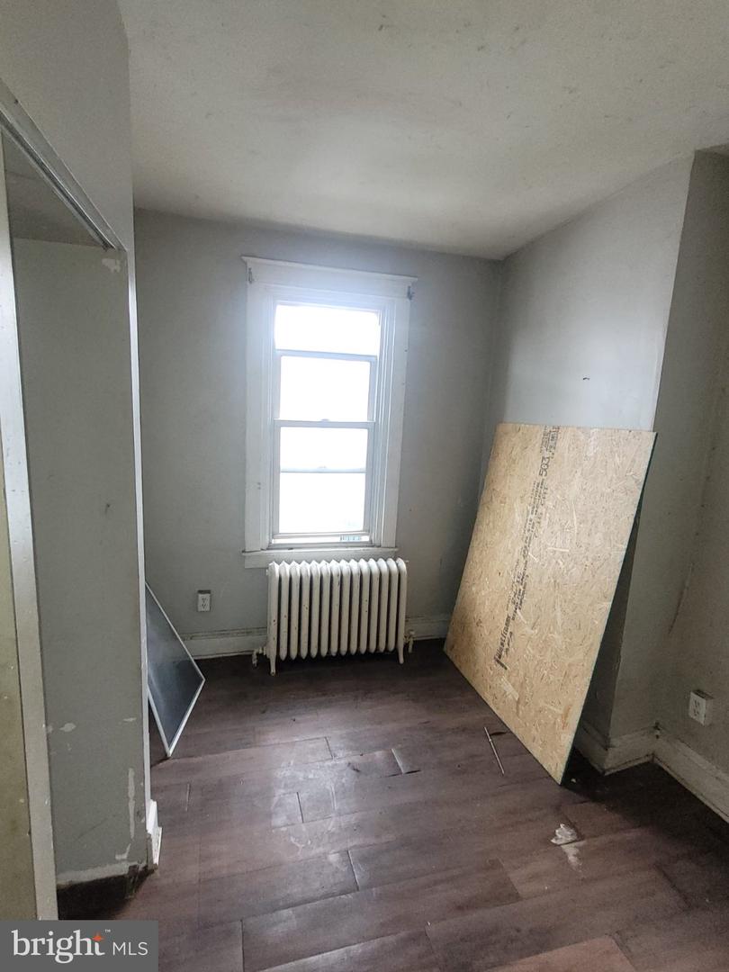 2250 E Monmouth St Property Photo 10