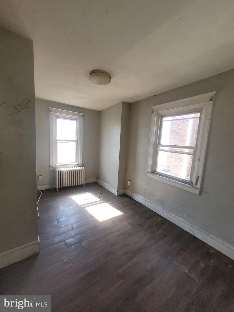 2250 E Monmouth St Property Photo 11