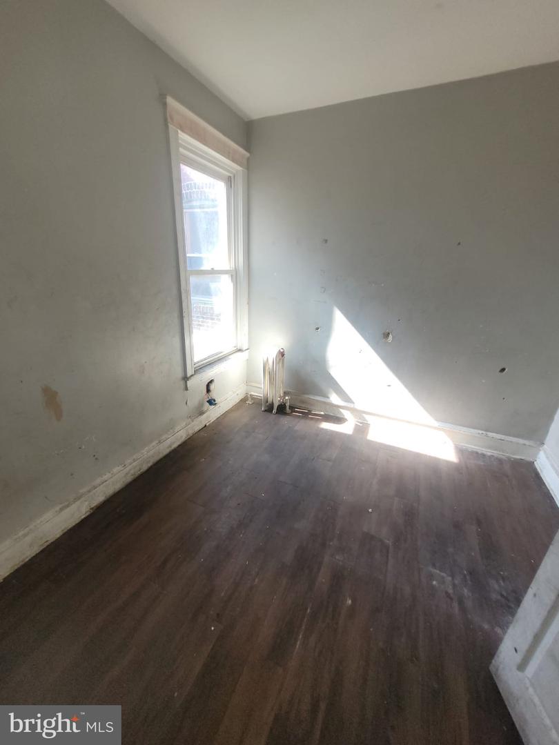 2250 E Monmouth St Property Photo 15
