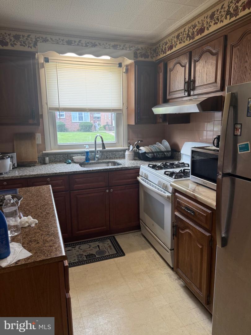 2133 Faunce St Property Photo 9