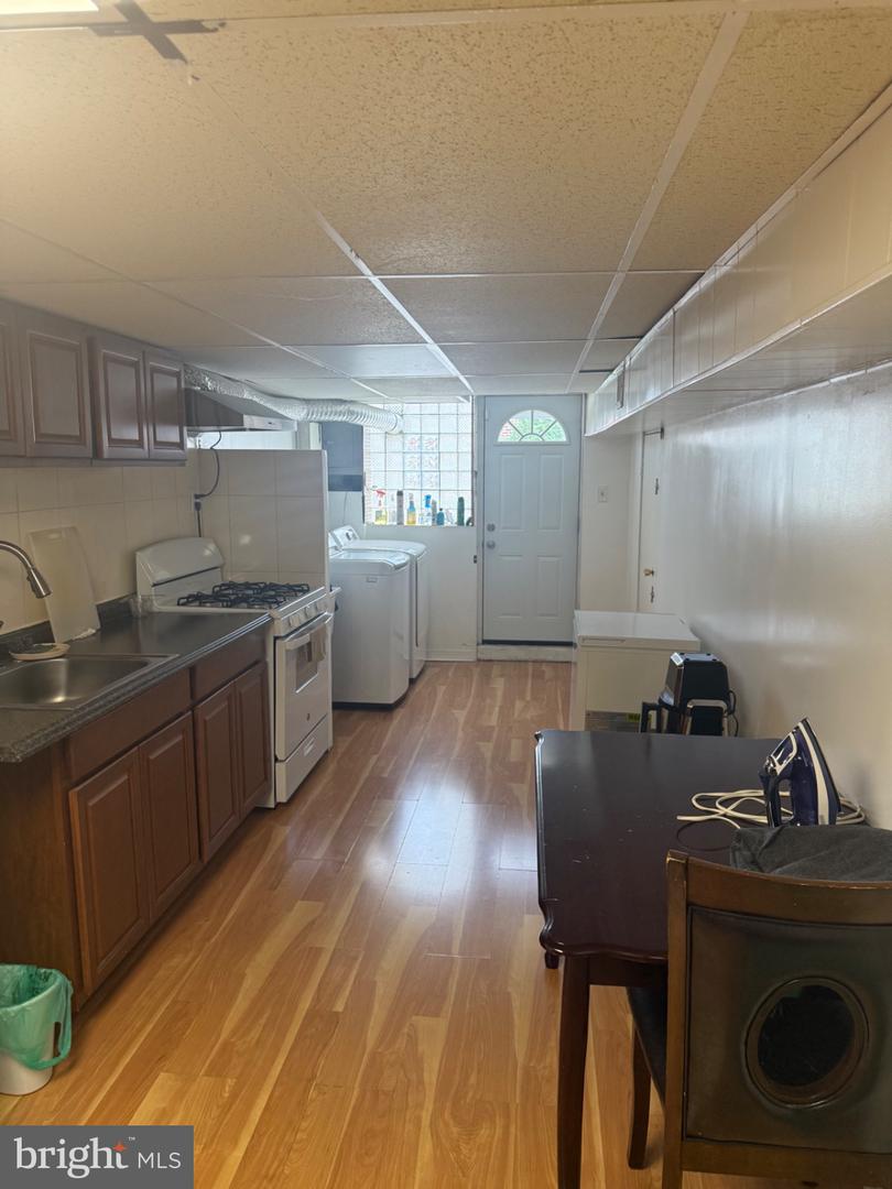 2133 Faunce St Property Photo 17