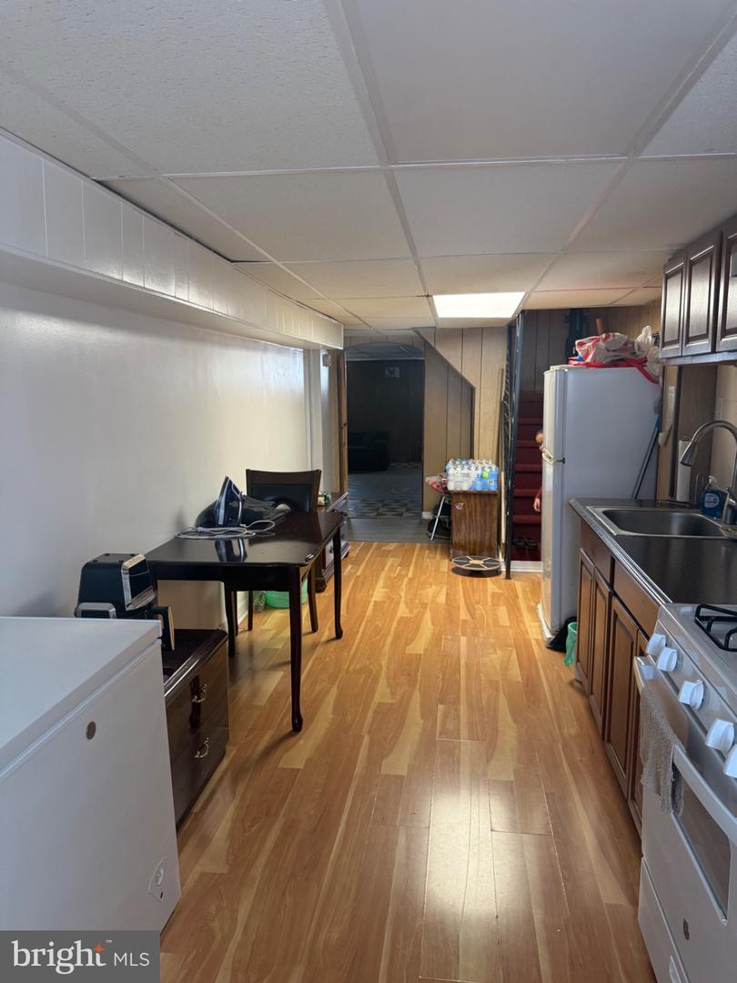 2133 Faunce St Property Photo 19