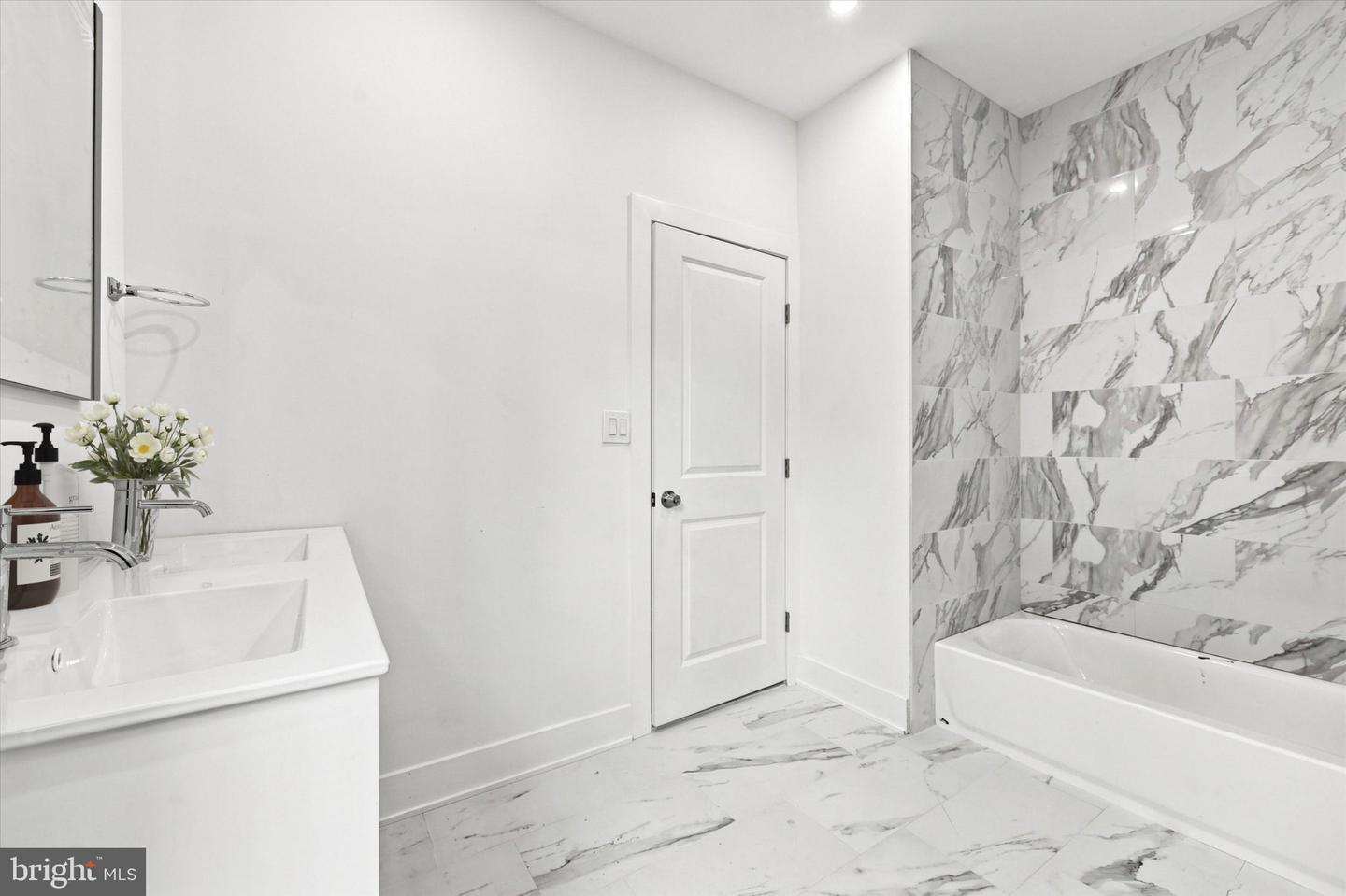 1530 Catharine St Property Photo 10