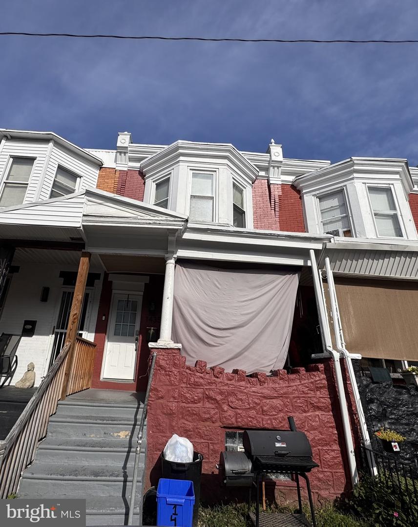 1435 N Hobart St Property Photo 3
