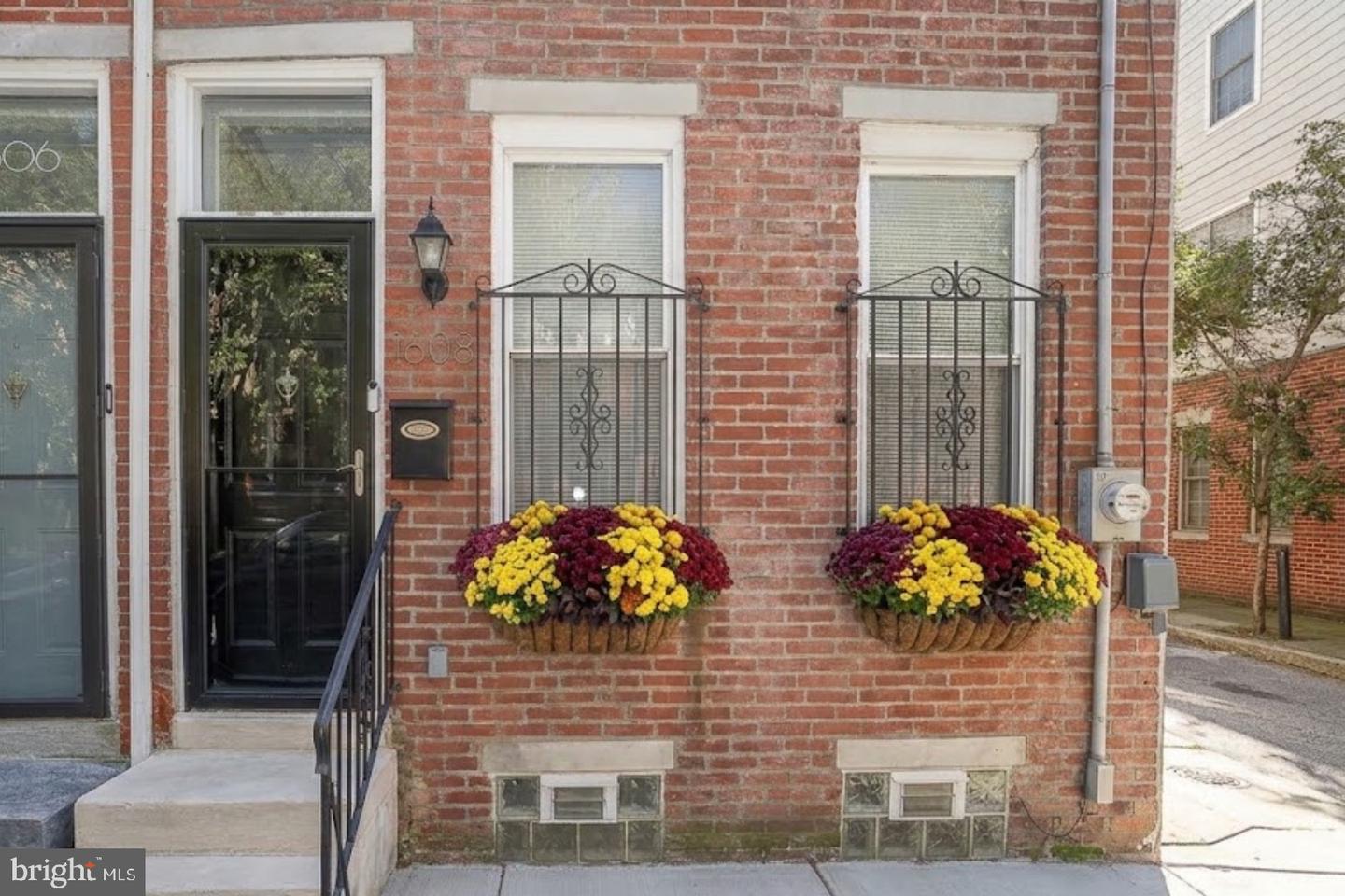 1608 Bainbridge St Property Photo 2