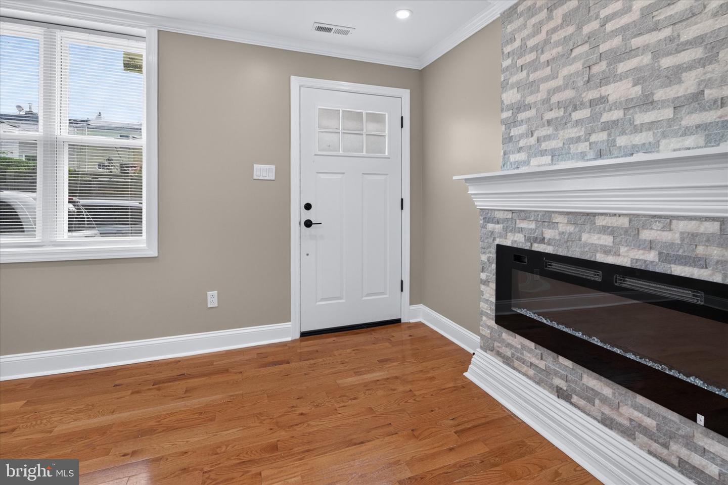 1432 N Leithgow St Property Photo 6