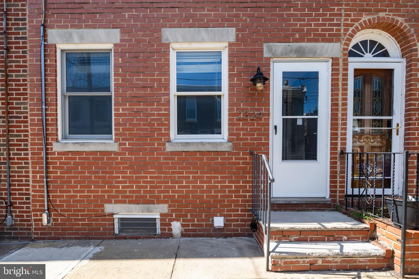 2324 E Hagert St Property Photo 5
