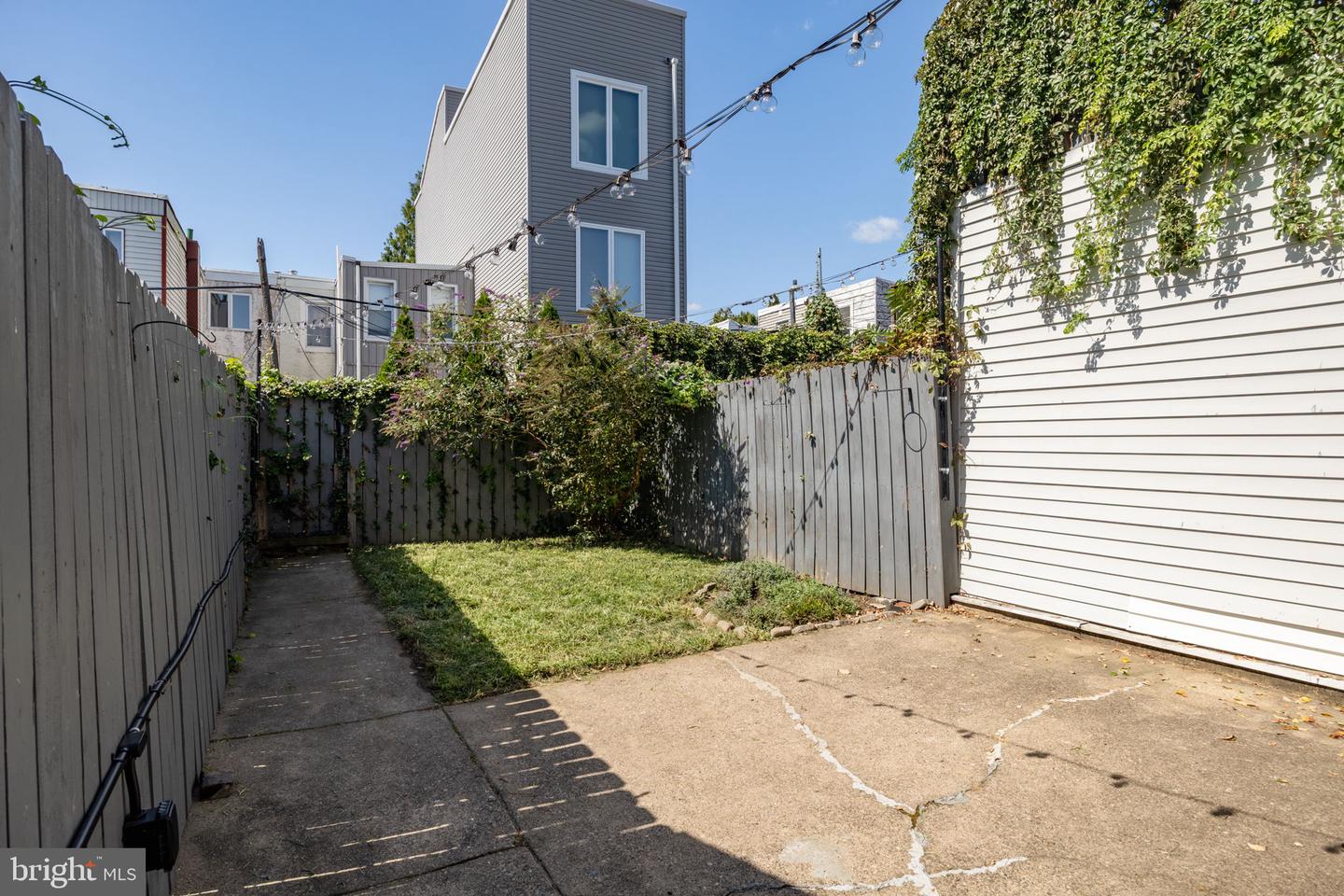 2324 E Hagert St Property Photo 28