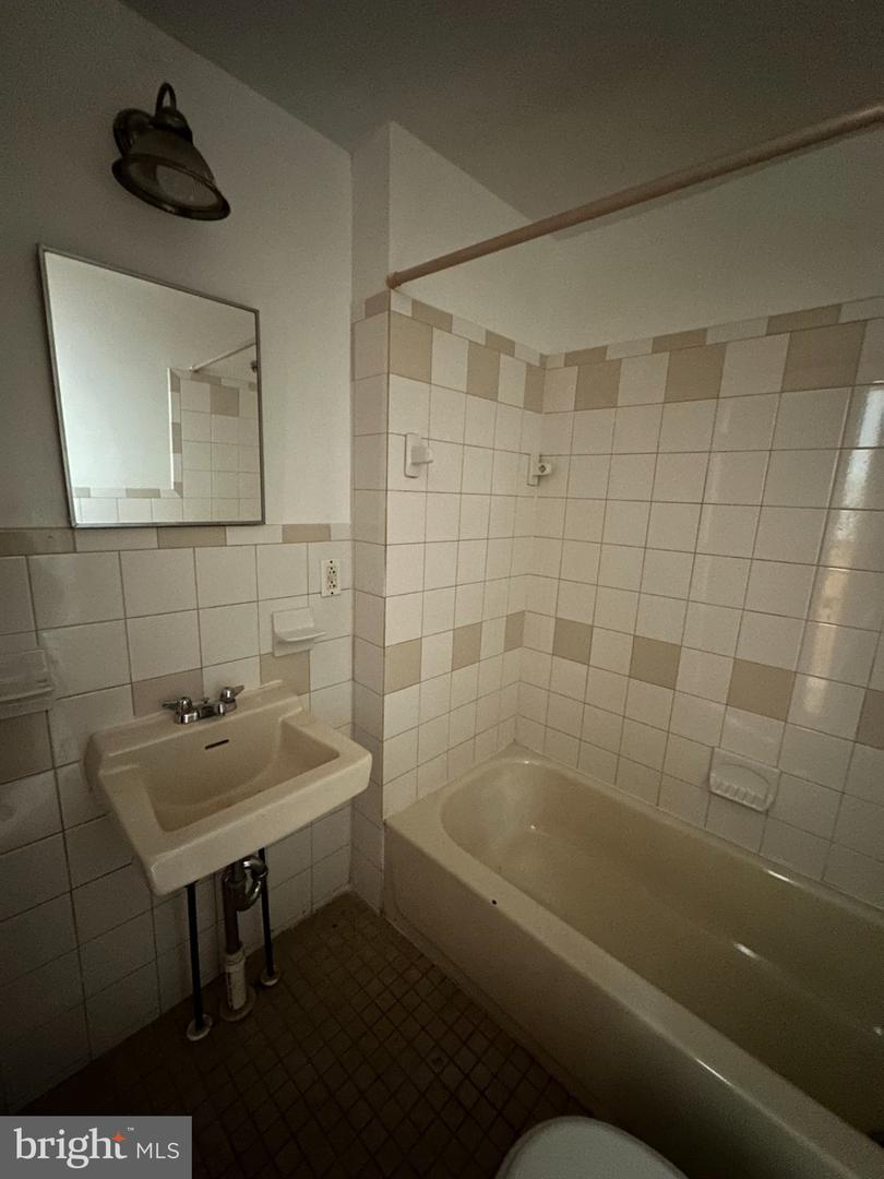 2430 N 30th St #2nd Floor Property Photo 6