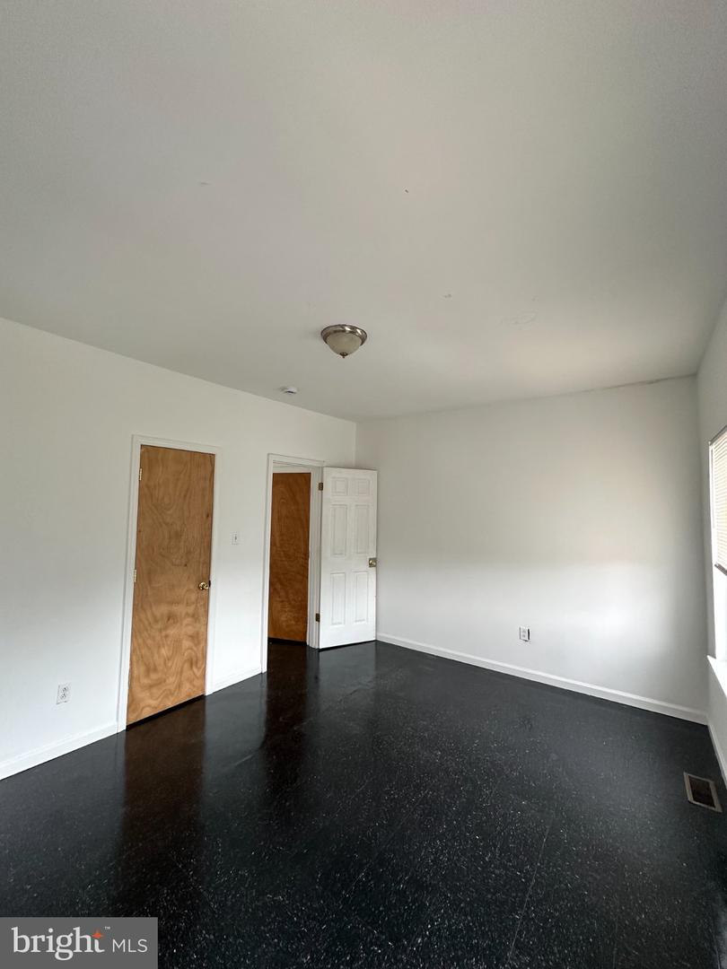 2430 N 30th St #2nd Floor Property Photo 11