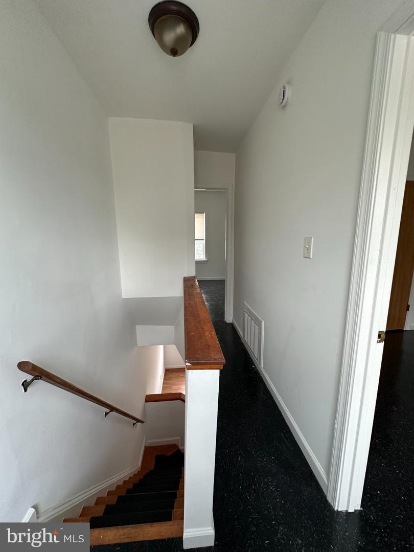 2430 N 30th St #2nd Floor Property Photo 13