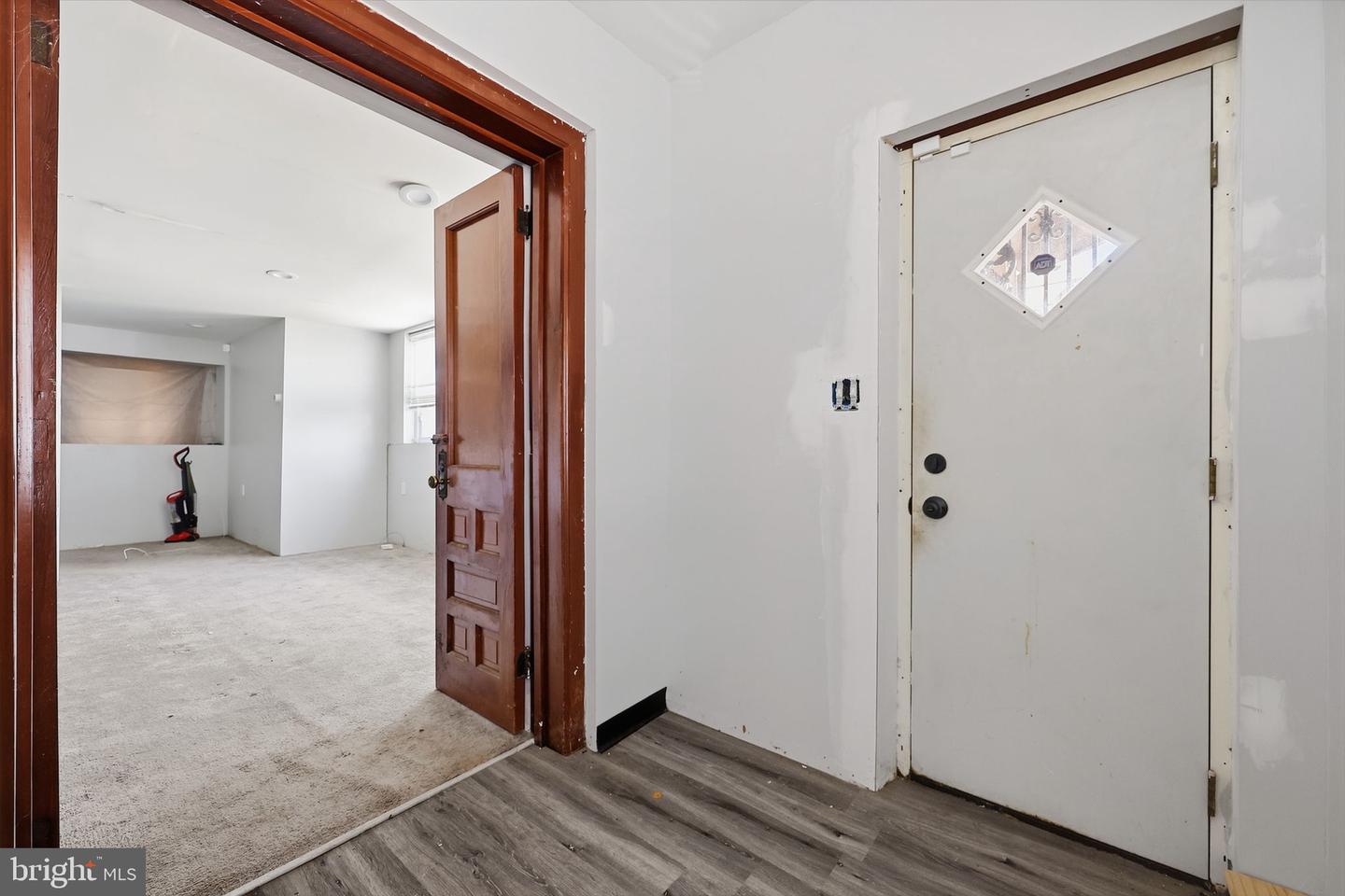 5602-08 Devon St Property Photo 4