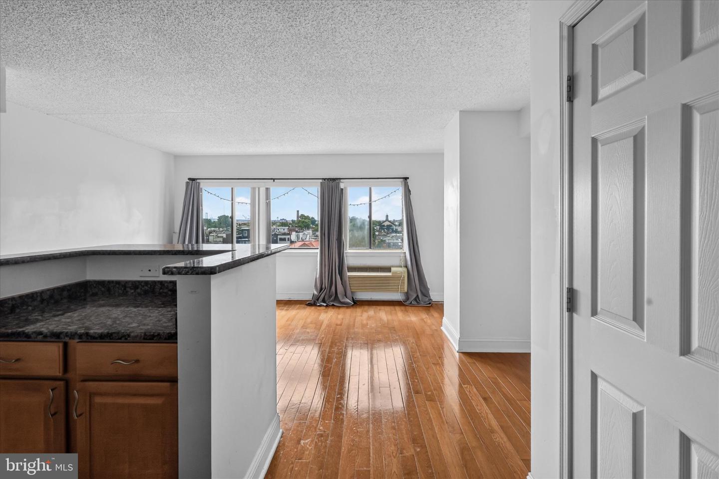 200 Lombard St #821 Property Photo 10