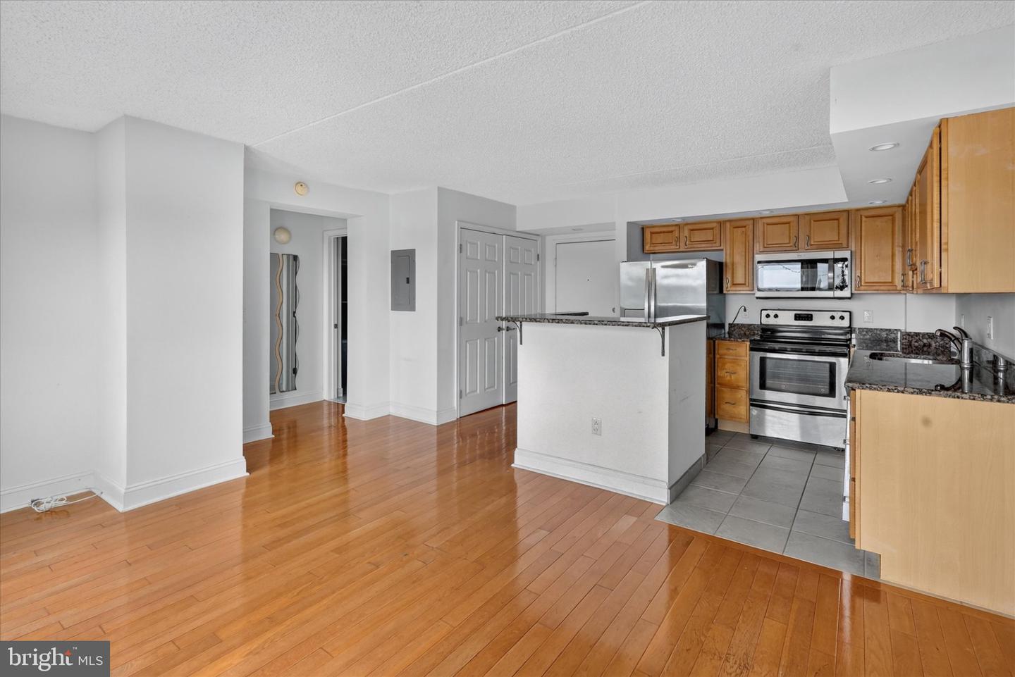 200 Lombard St #821 Property Photo 11