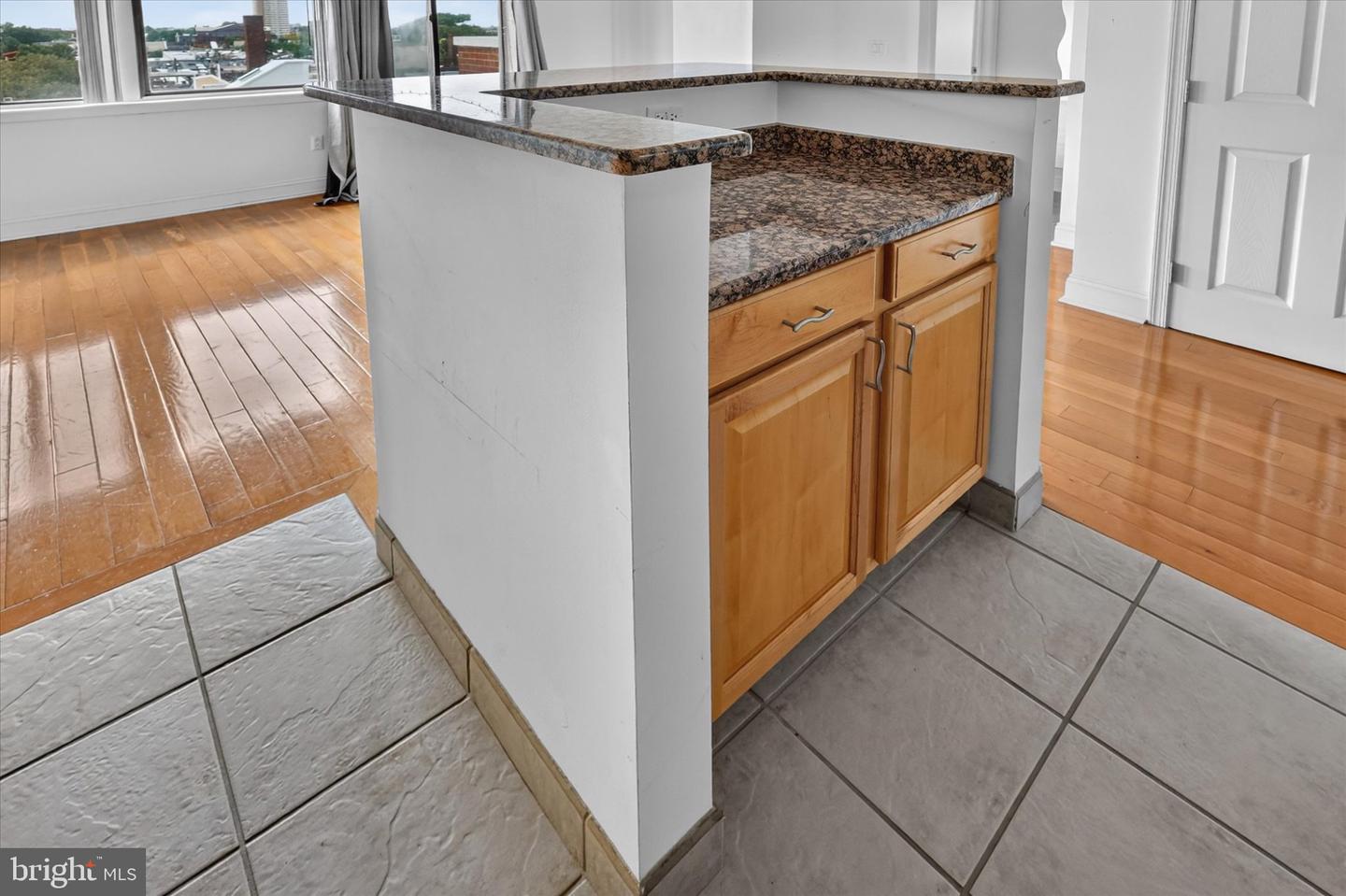 200 Lombard St #821 Property Photo 12