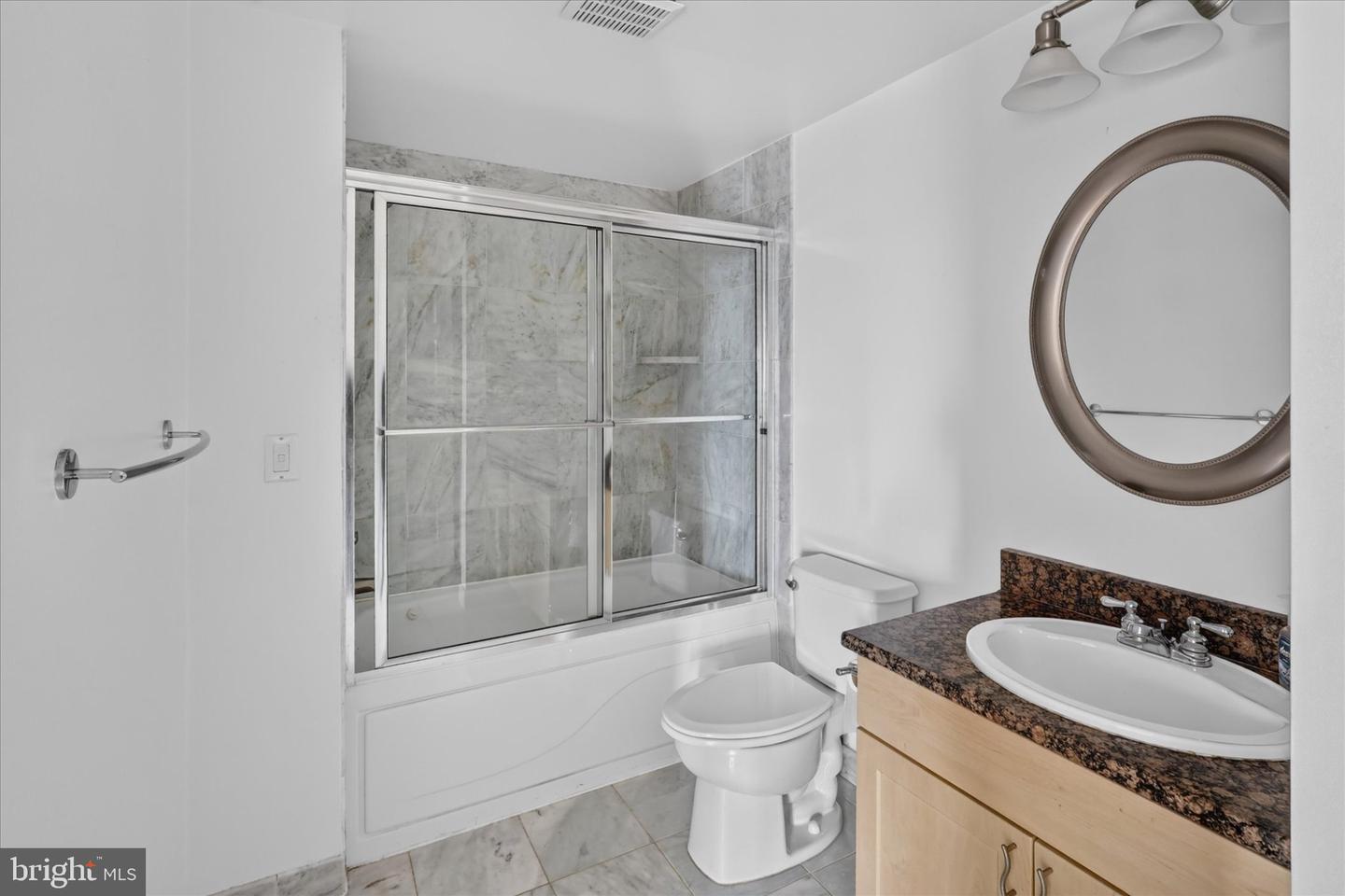 200 Lombard St #821 Property Photo 16