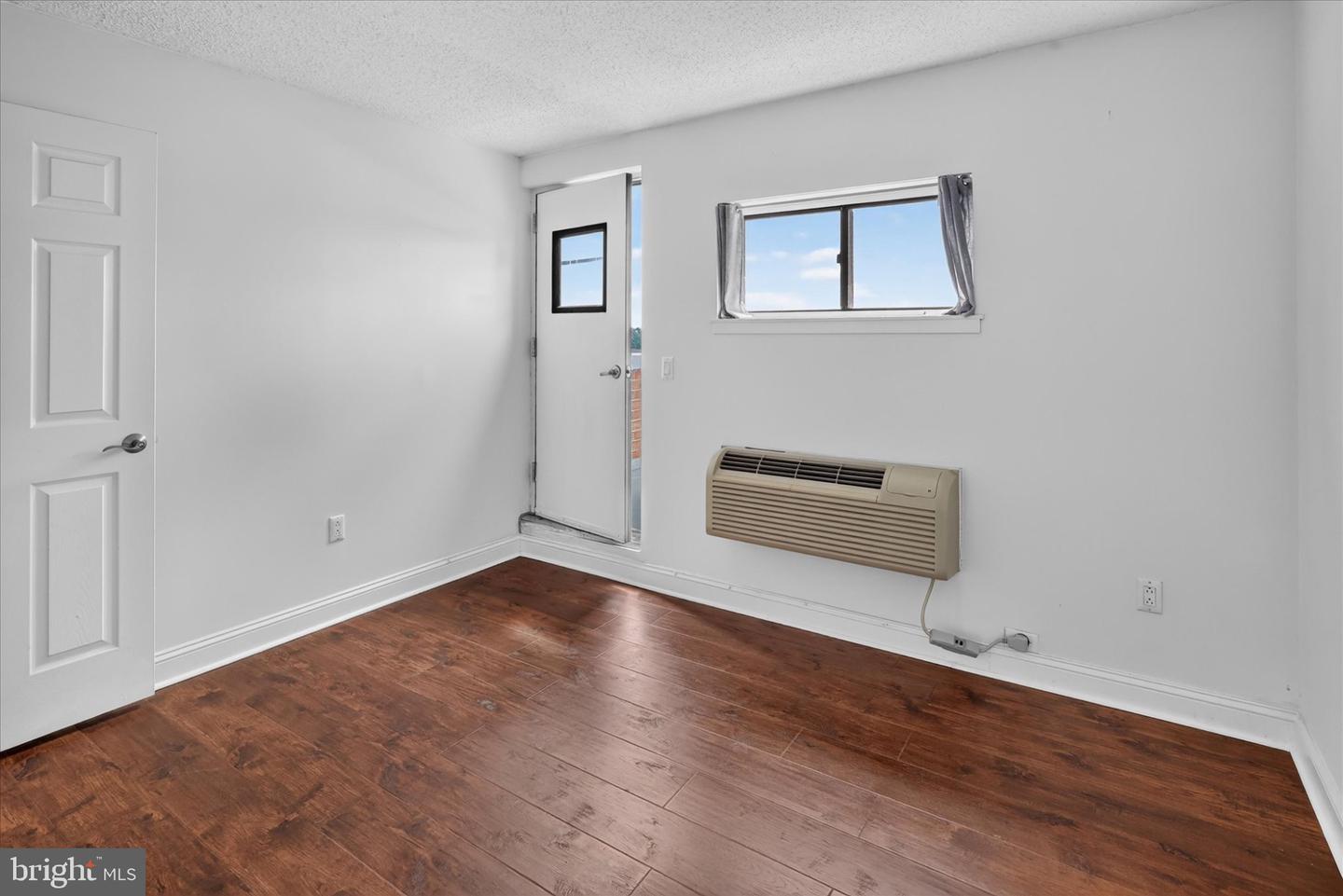 200 Lombard St #821 Property Photo 17