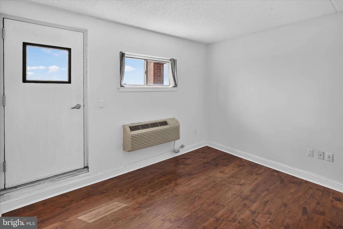 200 Lombard St #821 Property Photo 19