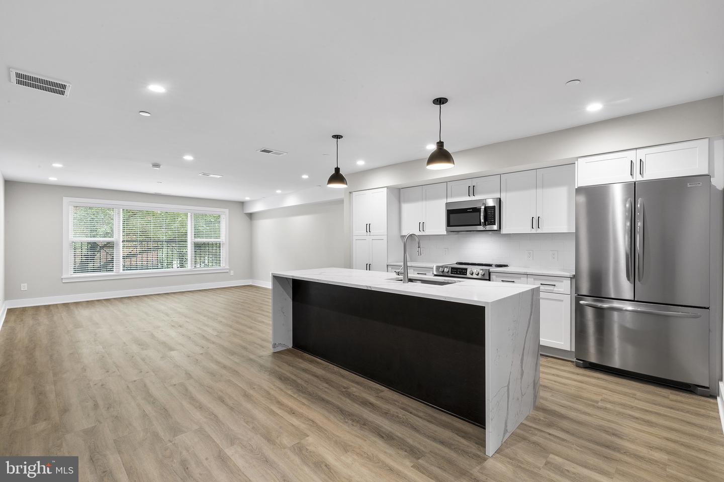 2144 Lombard Property Photo 1