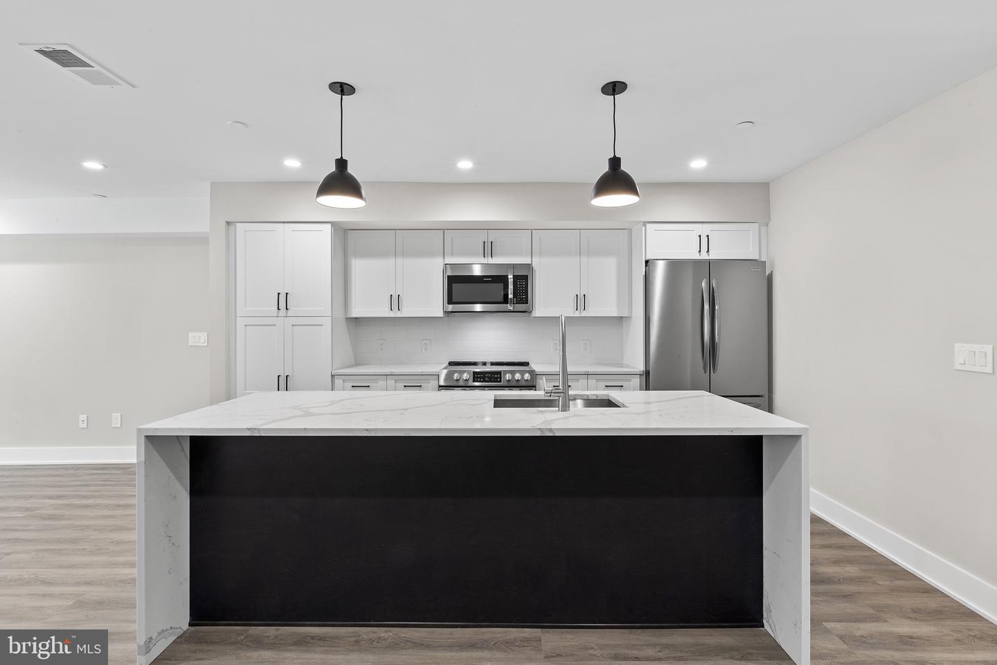 2144 Lombard Property Photo 9