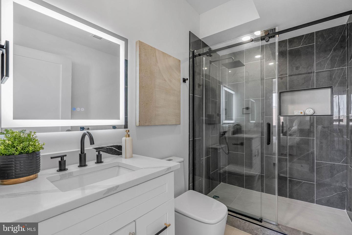2425 Hartranft St Property Photo 10