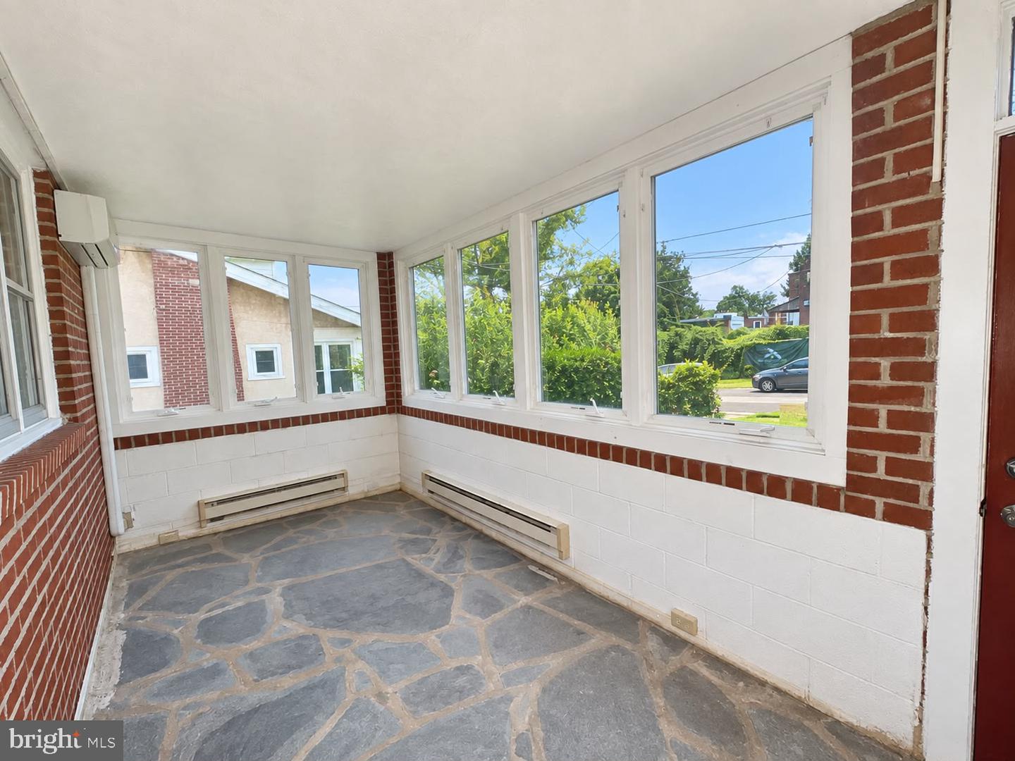 6797 Lawnton St Property Photo 3