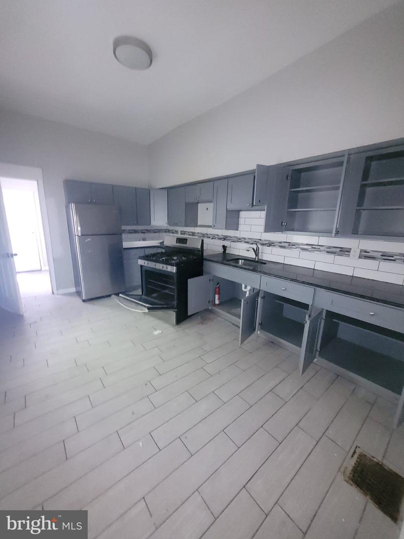 4147 Cambridge St Property Photo 3