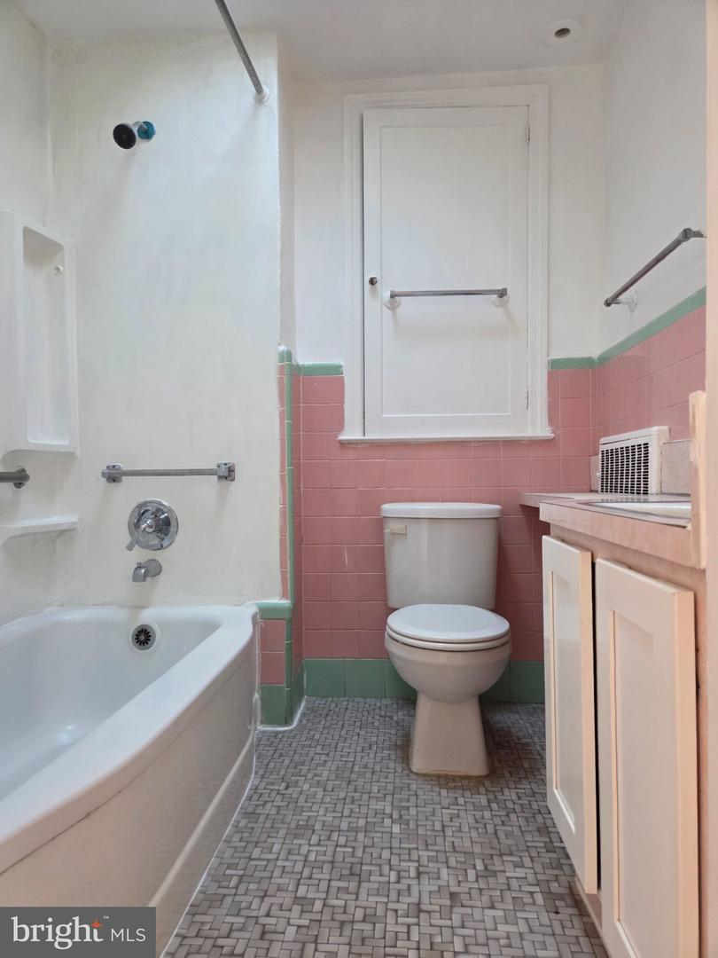 1244 Robbins St Property Photo 6
