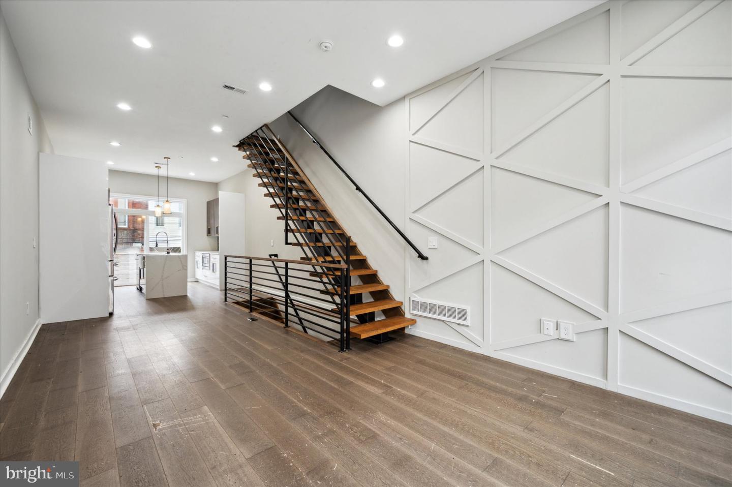 1410 N Dover St Property Photo 2