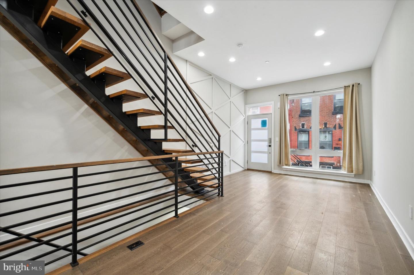 1410 N Dover St Property Photo 3