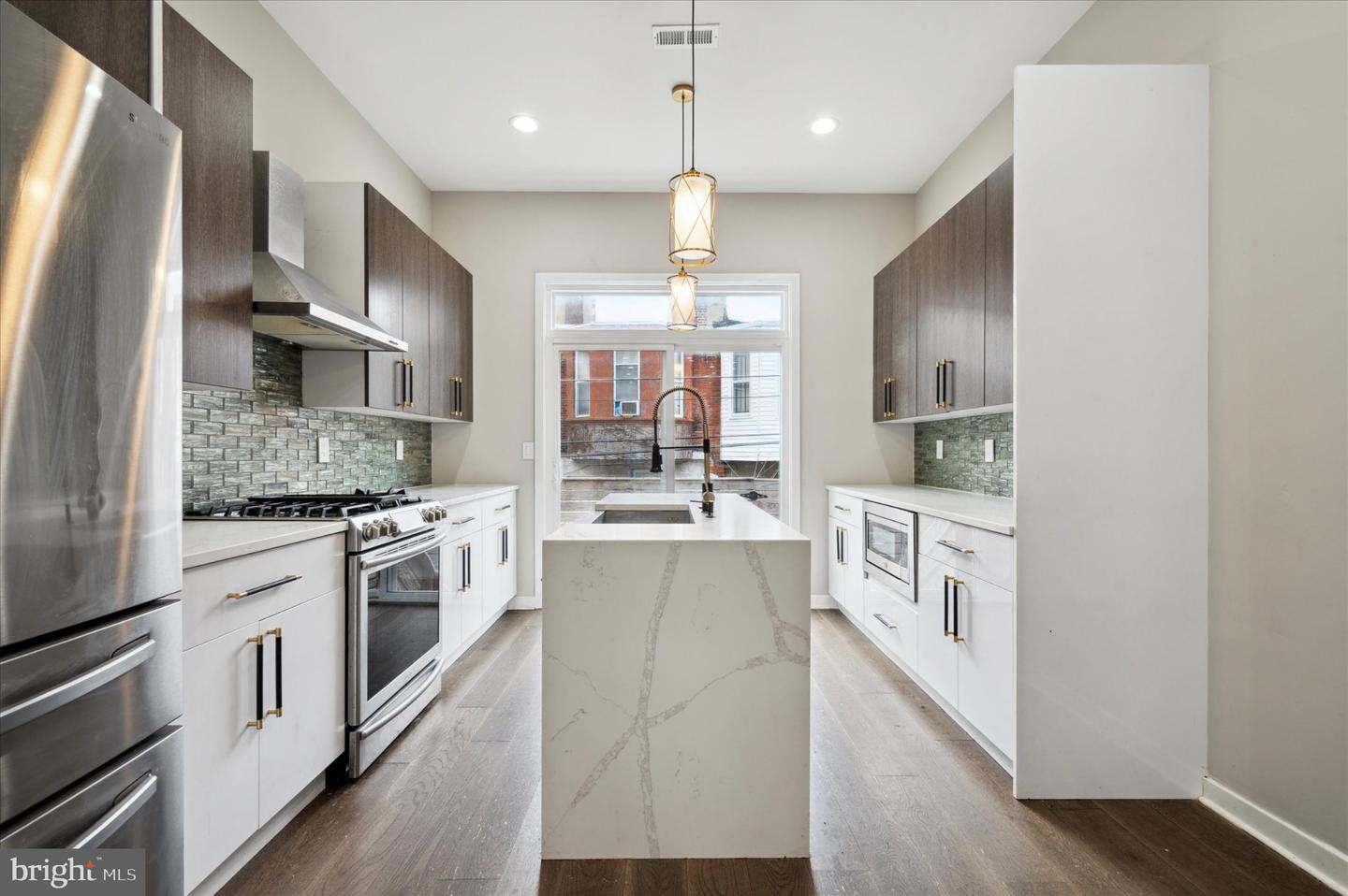 1410 N Dover St Property Photo 4