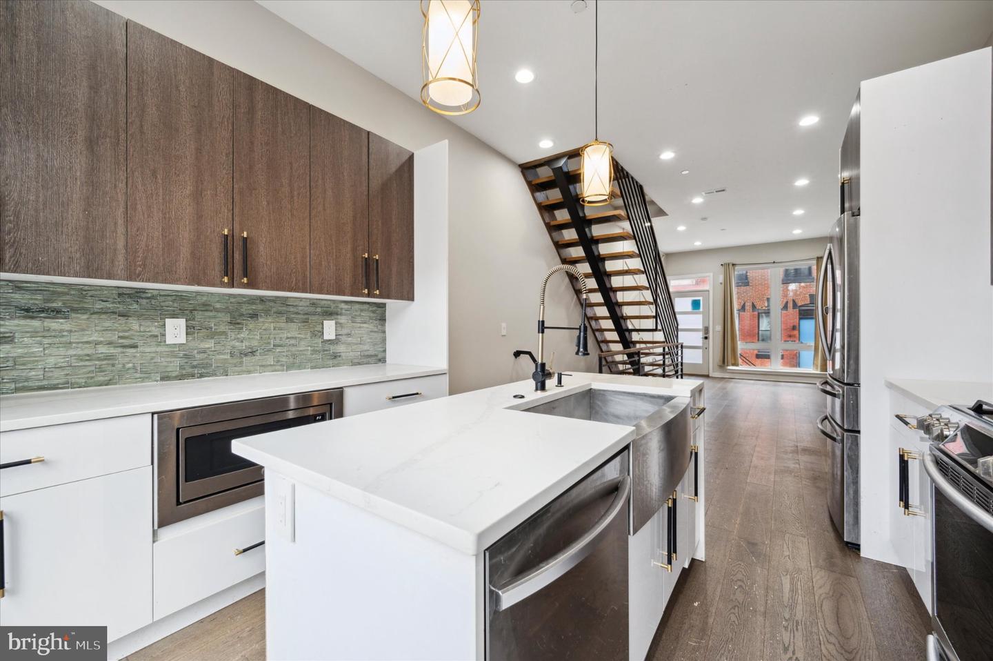 1410 N Dover St Property Photo 6